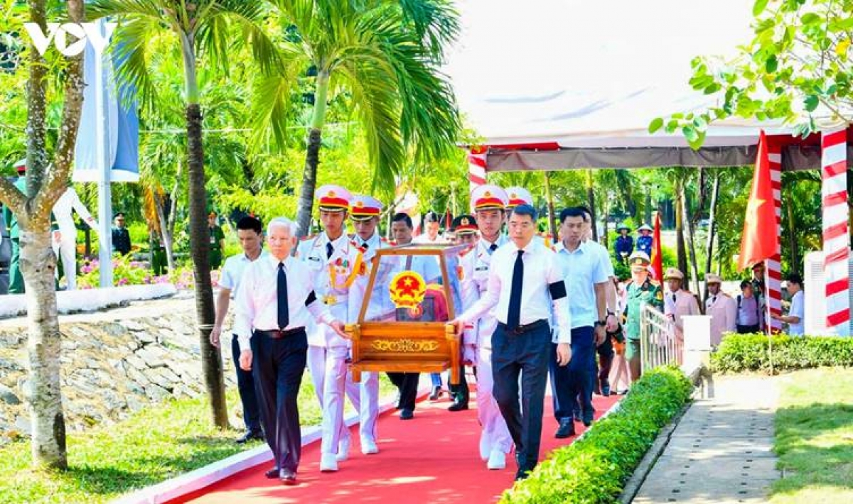 The remains of the fallen heroes are carried to the burial area.