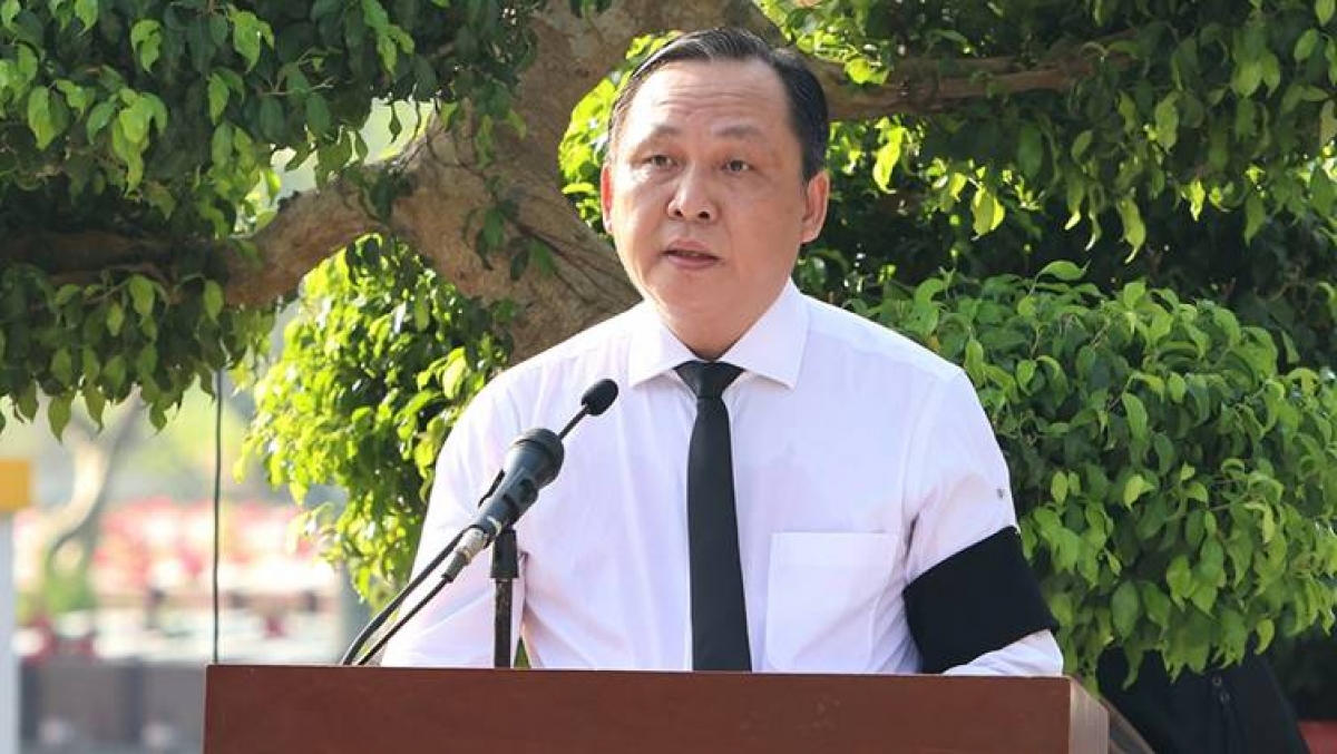 Le Cong Ly, Vize-Vorsitzender des Volkskomitees der Stadt Can Tho, hält eine Trauerrede, in der er den gefallenen Soldaten seinen tief empfundenen Dank ausspricht.