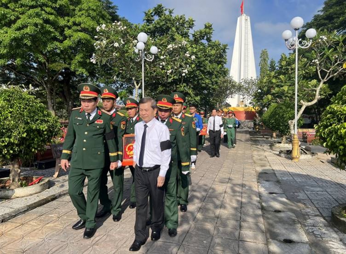 Le Minh Tri, Chairmanof the Central Commission for Internal Affairs, and Senior Lieutenant General Nguyen Van Gau, Deputy Minister of National Defense and Deputy Head of the National Steering Committee for the Search, Recovery, and Identification of Fallen Soldiers’ Remains, attend the ceremony.