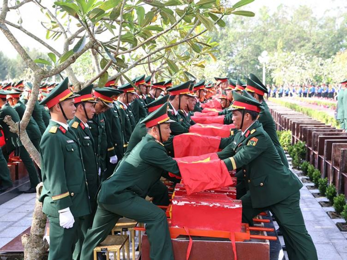 During the campaign to search for, recover, and identify fallen soldiers’ remains, Can Tho City collects 4,122 biological samples at 17 martyrs’ cemeteries.