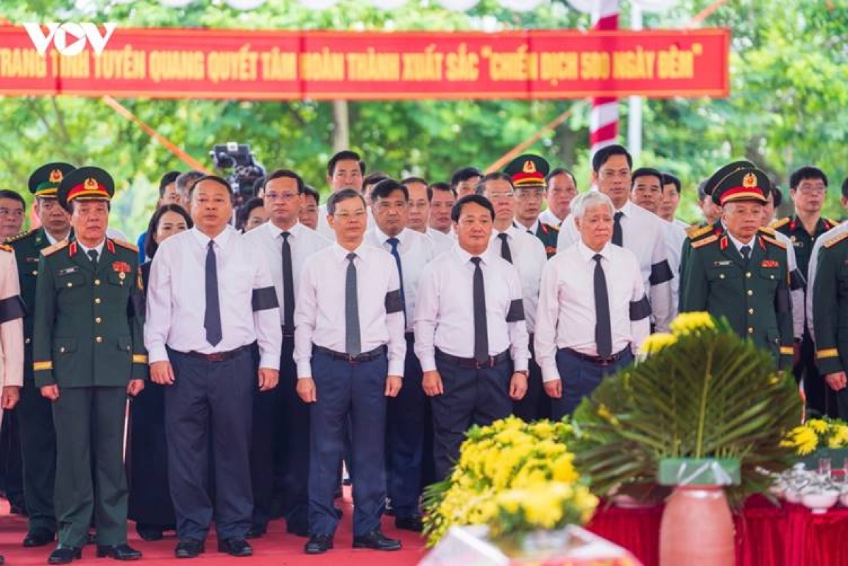 The eulogy states that during the defense of Vietnam’s northern border, more than 4,000 officers and soldiers lay down their lives, while more than 9,000 return home wounded.