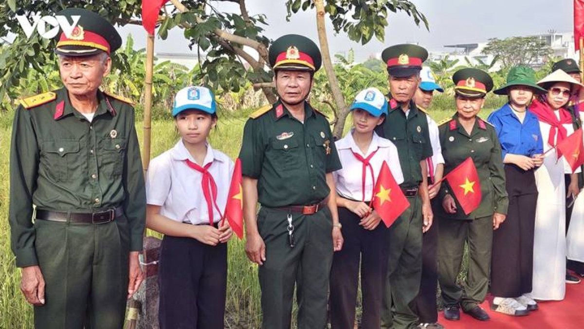 War veterans and pupils pay solemn tribute to those who laid down their lives for national independence and freedom.