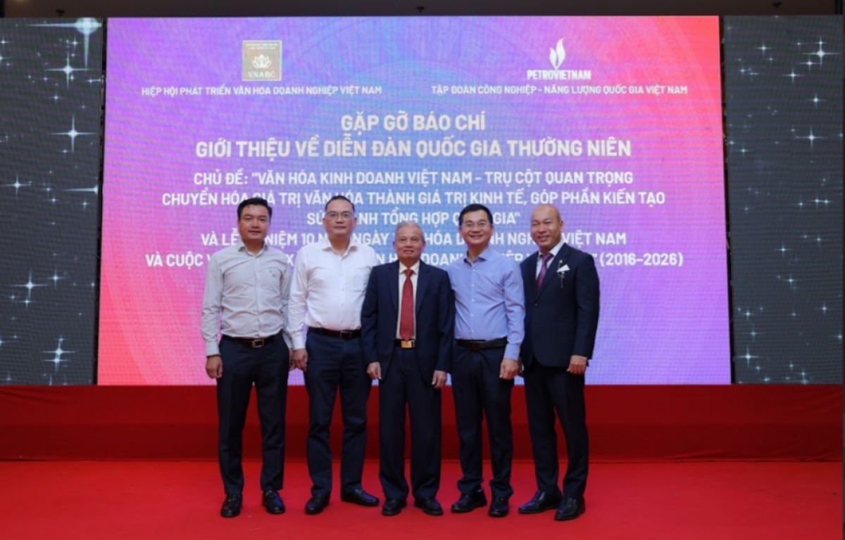 Các đại biểu chụp ảnh lưu niệm tại họp báo. Ảnh: Ban tổ chức cung cấp