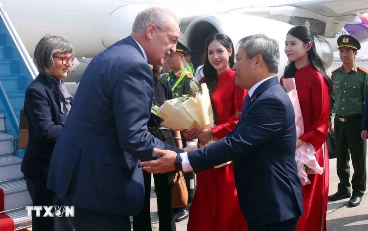 Schweizer Bundespräsident Guy Parmelin und seine Gattin sind in Hanoi eingetroffen. (Foto: Pham Kien/VNA)