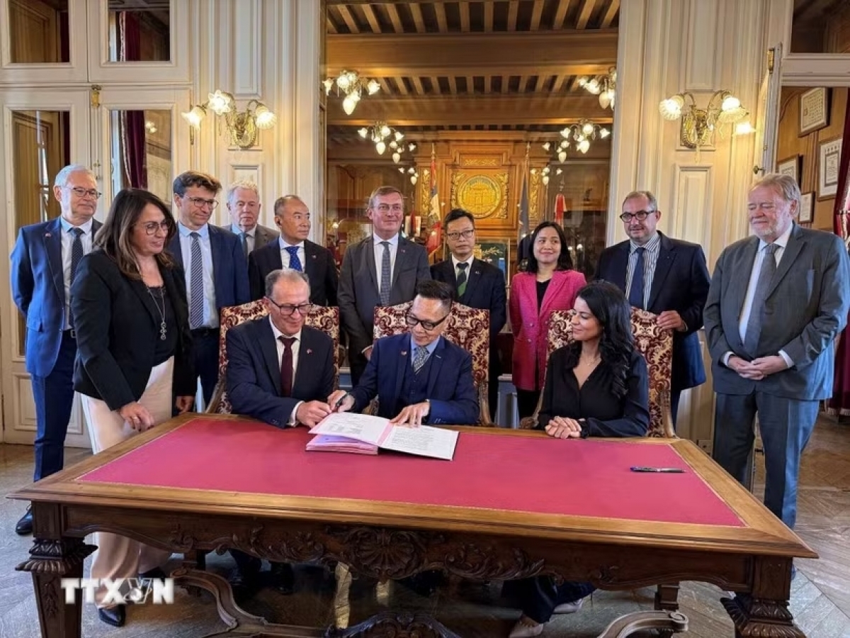Les représentants des entreprises et des autorités locales procèdent à la signature du document. Photo: Huu Chiên/AVI