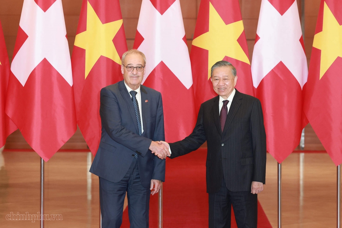 General Secretary of the Communist Party of Vietnam Central Committee and President To Lam shakes hands with Swiss President Guy Parmelin. (Photo: chinhphu.vn/Nhat Bac
