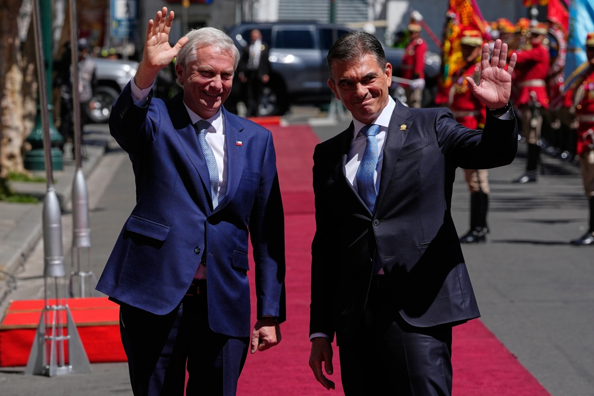 El presidente boliviano Rodrigo Paz (derecha) y el presidente chileno José Antonio Kast saludan frente al palacio de gobierno en La Paz, Bolivia, el 16 de octubre de 2026. Foto: AP/Juan Karita