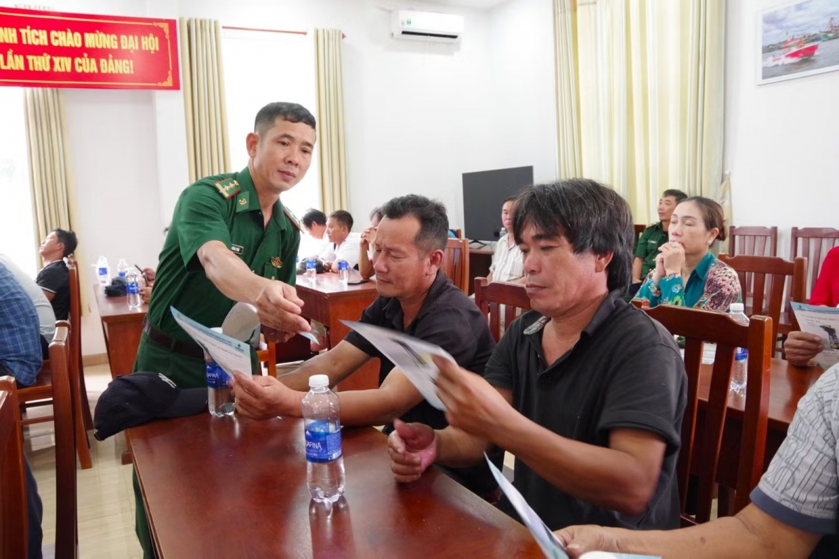 Trạm Biên phòng cửa khẩu cảng Vũng Tàu phát tờ rơi tuyên truyền chống khai thác IUU cho bà con ngư dân tham dự hội nghị. Ảnh: baotintuc.vn