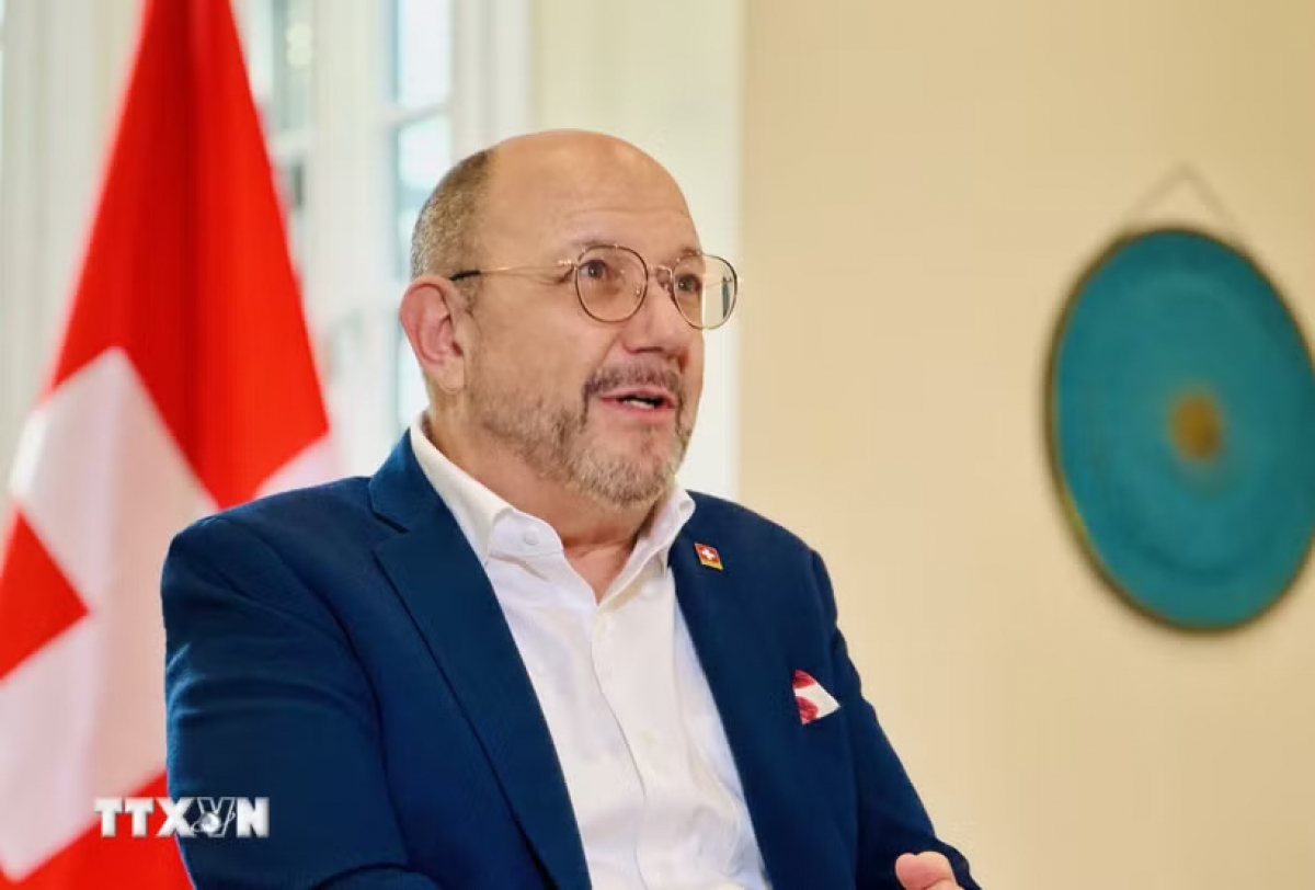 Swiss Ambassador to Vietnam Thomas Gass talks to a reporter. (Photo: Viet Duc/VNA)
