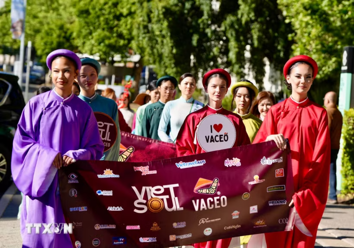 The Ao Dai parade passes through the Bankstown Plaza area and Bankstown railway station before returning to the Bryan Brown Theatre. (Photo: VNA)