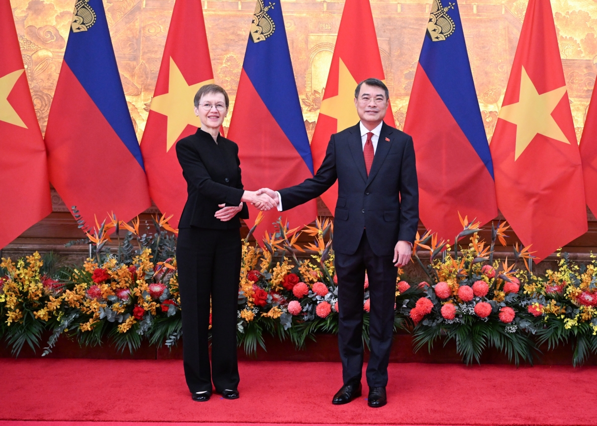 Le Premier ministre vietnamien Lê Minh Hung (droite) et son homologue du Liechtenstein, Brigitte Haas. Photo: VOV