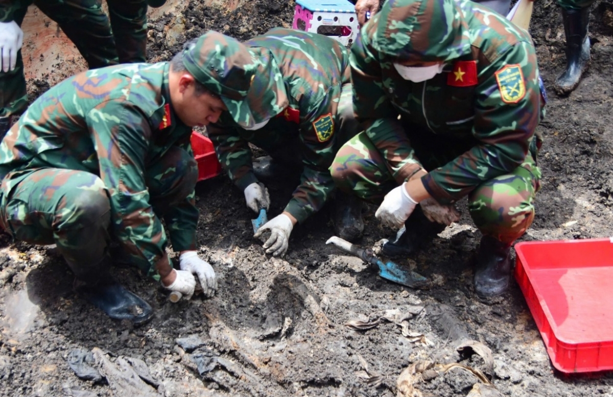 Die Einsatzkräfte weiten den Umfang der Suche nach den sterblichen Überresten von gefallenen Soldaten in der Zone B des Le-Thi-Rieng-Parks in Ho-Chi-Minh-Stadt weiter aus. (Foto: Kommando von Ho-Chi-Minh-Stadt)