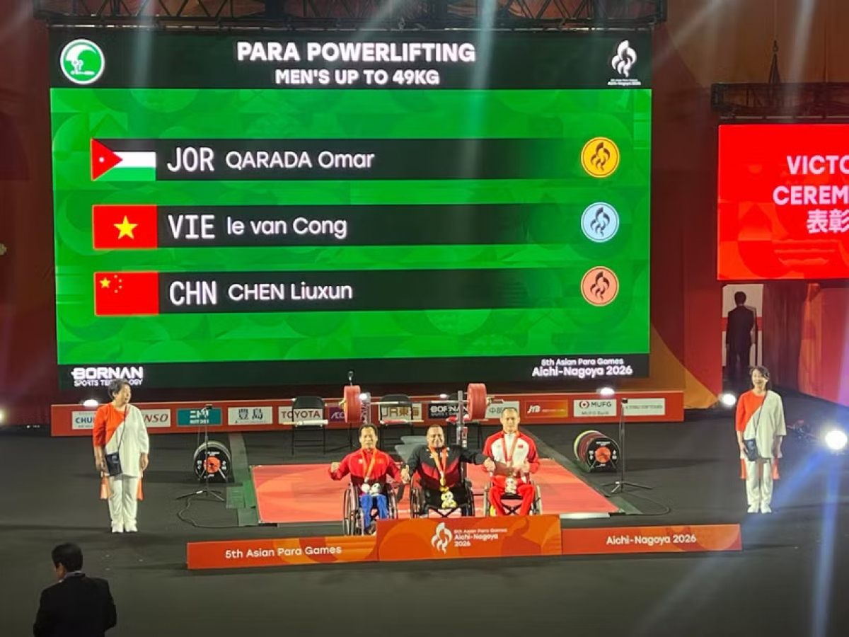 Après trois essais, le haltérophile Lê Van Công a réalisé une meilleure performance de 171 kg, remportant ainsi la médaille d'argent. Photo: Délégation sportive handisport du Vietnam