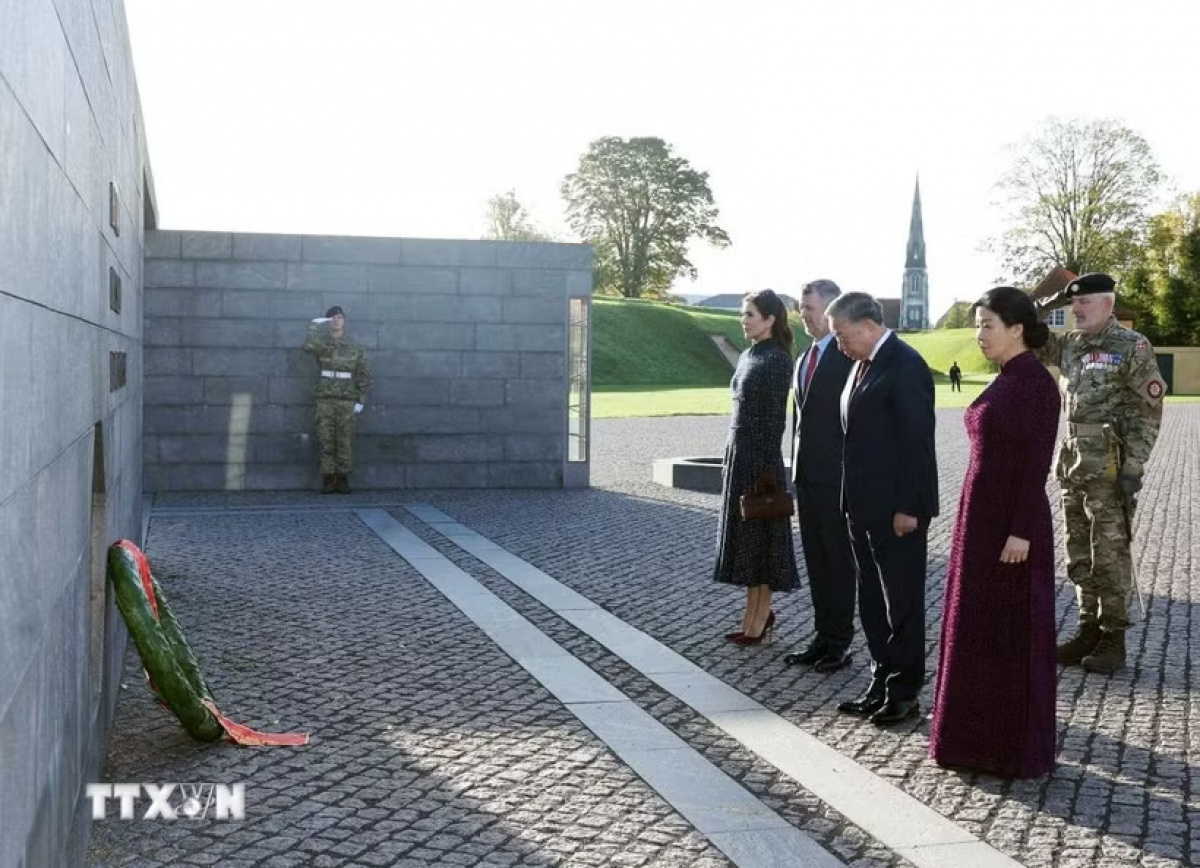 Le Secrétaire général et Président de la République Tô Lâm et son épouse Ngô Phuong Ly, accompagnés du roi Frederik X et de la reine Mary, se rendent pour déposer une gerbe au Monument aux héros, situé dans l'enceinte de la forteresse de Kastellet à Copenhague. Photo: Thông Nhât/AVI