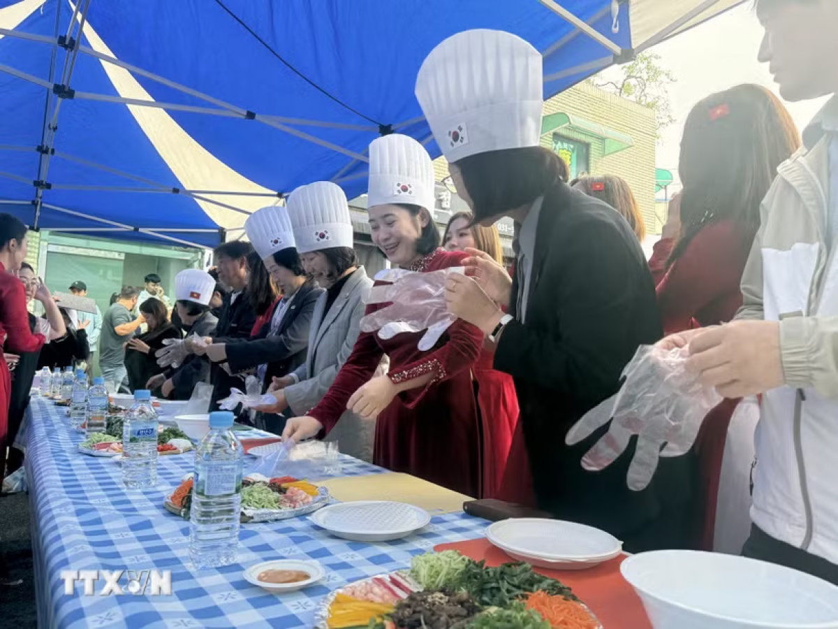 베트남 전통 음식인 고이꾸온을 체험하는 참석자들과 초청 인사들 (사진: 녓 흥/베트남통신사)