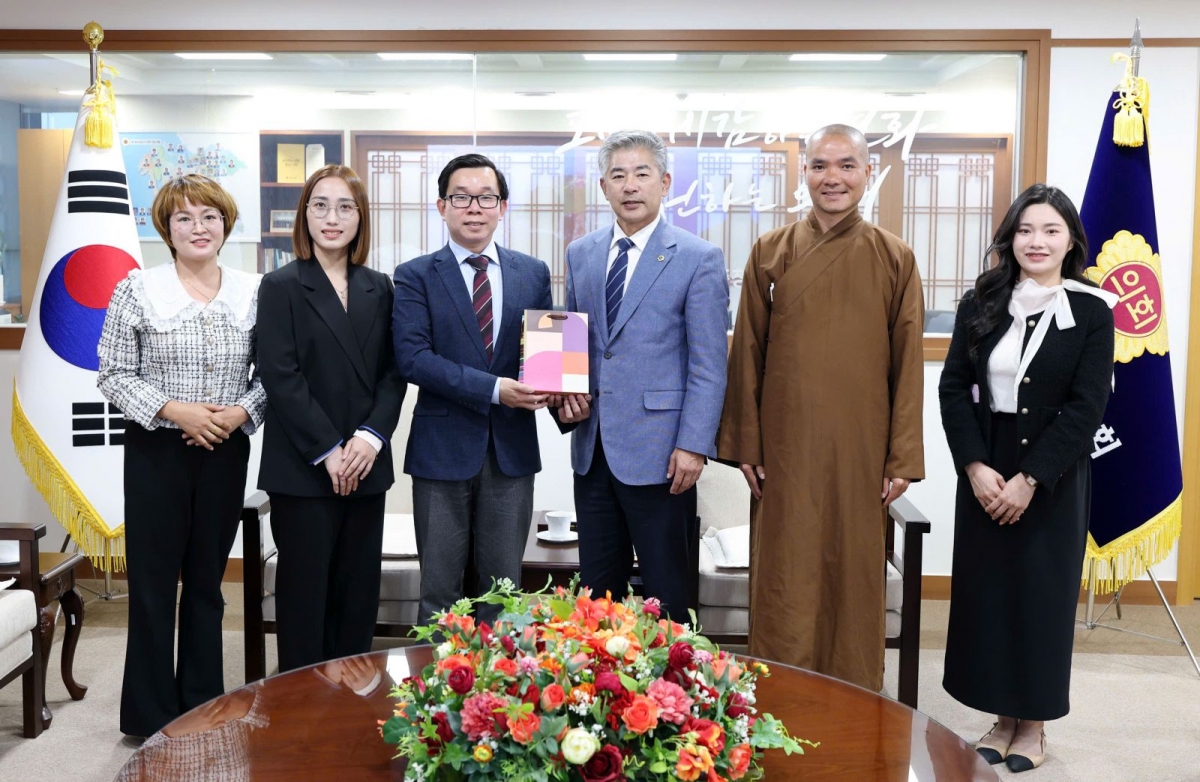 Chủ tịch Hội đồng tỉnh Chungcheongnam-do Cho Chul-ki (thứ ba từ phải sang) chụp ảnh lưu niệm cùng đoàn đại biểu Hội Người Việt Nam tại tỉnh Chungnam do Tiến sĩ Nguyễn Thanh Liêm (thứ ba từ trái sang) dẫn đầu.  Nguồn ảnh: Hội Người Việt Nam tại tỉnh Chungnam.