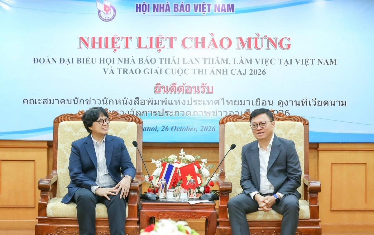 นางสาว น.รินี เรืองหนู นายกสมาคมนักข่าวนักหนังสือพิมพ์แห่งประเทศไทยและนาย เลก๊วกมิงห์ ประธานสมาคมนักข่าวเวียดนาม (Photo:สมาคมนักข่าวนักหนังสือพิมพ์แห่งประเทศไทย)