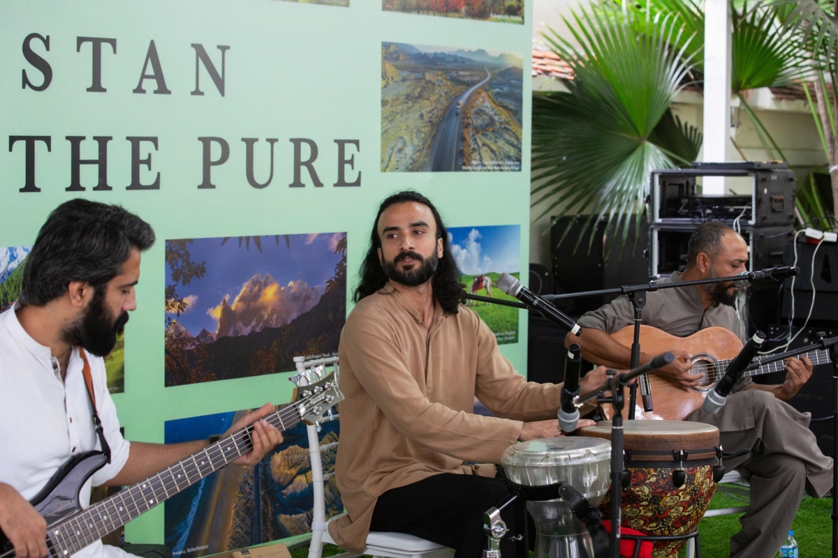 Saakin performs at an exchange at the Pakistani Embassy in Hanoi, showcasing a harmonious blend of vocals and musical instruments. (Photo: Bao Tram)