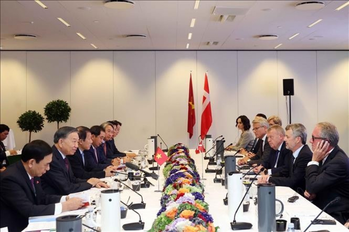 Party General Secretary and State President To Lam and King Frederik X meet executives from some leading Danish companies, Copenhagen, October 20, 2026. (Photo: VNA/Thong Nhat)
