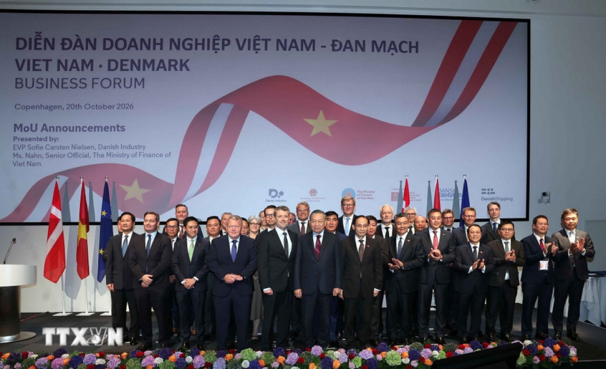 KPV-Generalsekretär und Staatspräsident To Lam sowie König Frederik X. von Dänemark, gemeinsam mit Vertretern von Unternehmen beider Länder. (Foto: Thong Nhat/VNA)