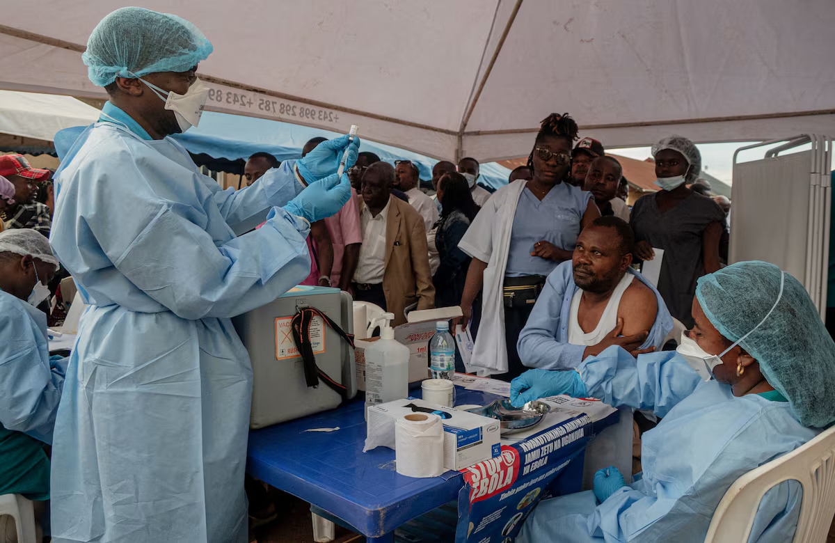 Des soignants et des humanitaires de première ligne se rassemblent pour une séance de vaccination contre Ebola au Nord-Kivu, en République démocratique du Congo, le 16 octobre 2026. Photo: REUTERS/Gradel Muyisa Mumbere
