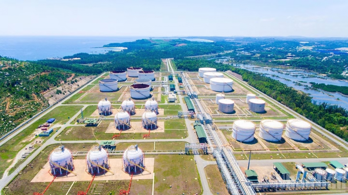Dung Quat Economic Zone is envisioned as a national hub for oil refining and petrochemicals, shipbuilding, and energy. (Photo: nhandan.vn)