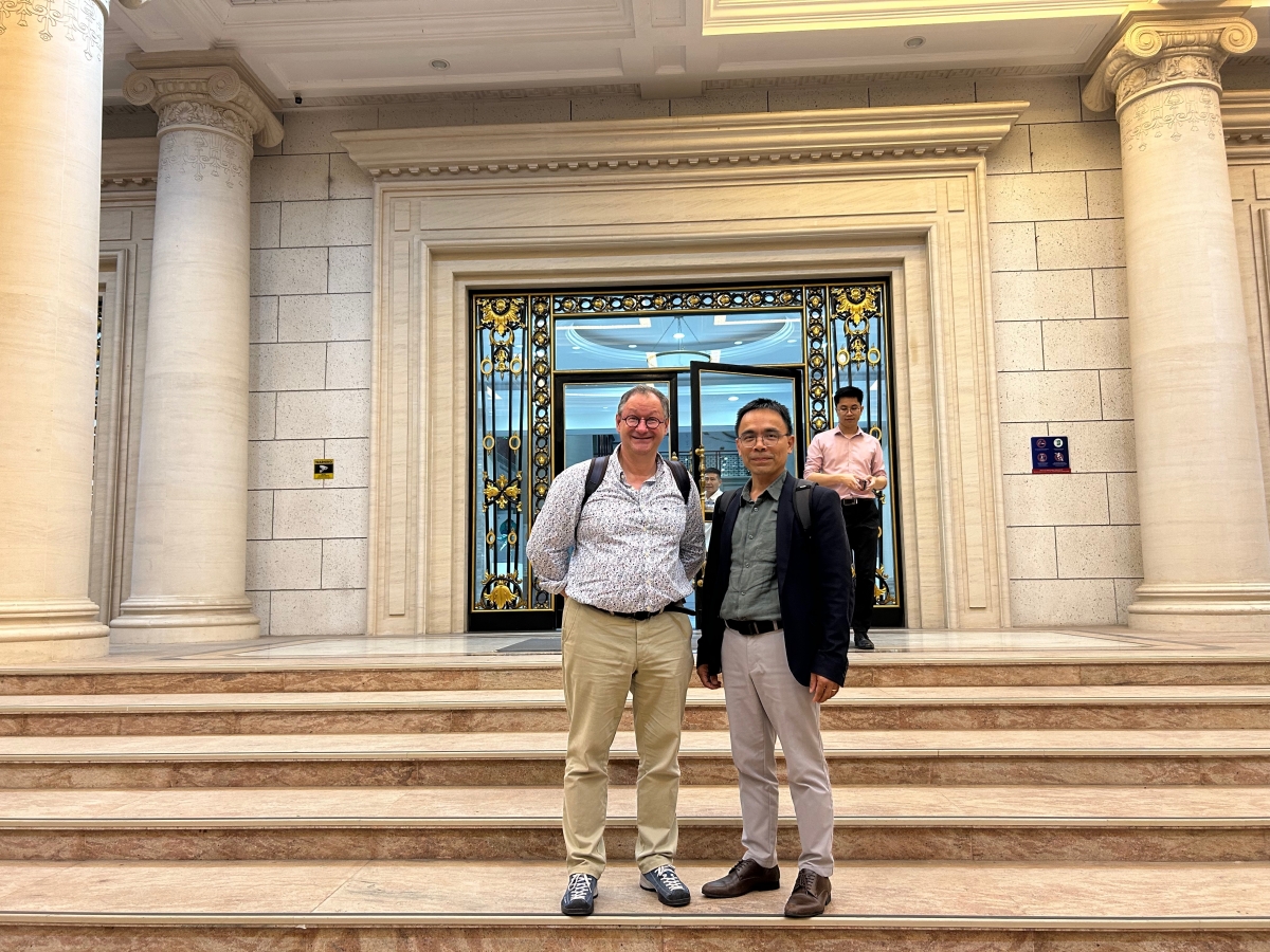 Lai Ngoc Diêp (à dr.) insiste sur le renforcement de la coopération scientifique et technologique, en priorité dans les technologies quantiques, entre le Vietnam et l'UE. Photo: VOV