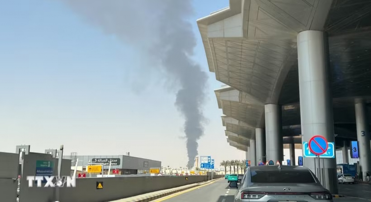 Dégagement de fumée près de l'aéroport de Riyad, Arabie saoudite. Photo: TTXVN