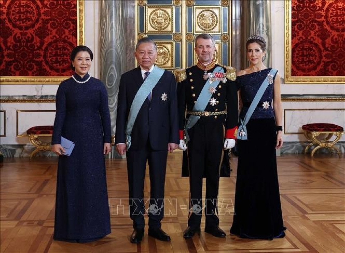 Генеральный секретарь ЦК КПВ, Президент Вьетнама То Лам и его супруга Нго Фыонг Ли вместе с королём Дании Фредериком X и королевой Мэри . Фото: Тхонг Нят/ВИА