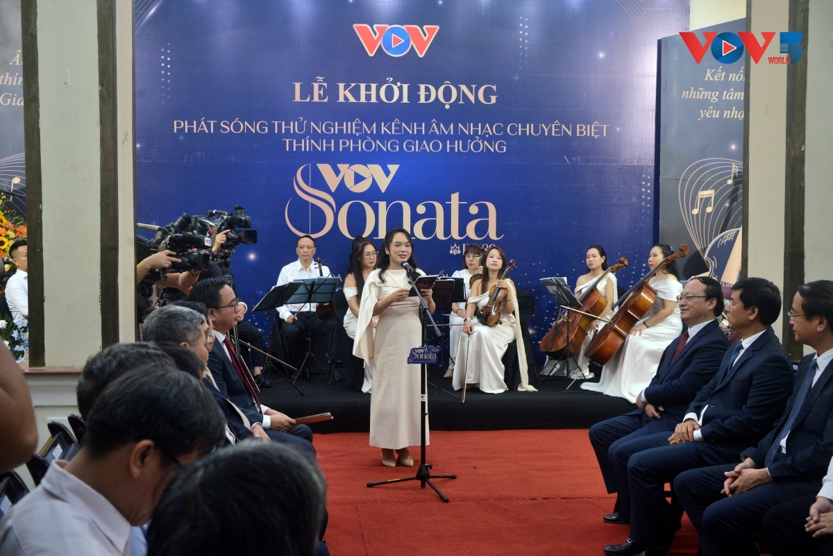 VOV Sonata - FM89 ໂດຍຖັນແຖວພະນັກງານ, ບັນນາທິການຂອງ ຄະນະວັດນະຄະດີ - ສິລະປະ - ດົນຕີ (VOV3) ປະຕິບັດ. ບັນນາທິການ ທູກຸກແບ່ງປັນກ່ຽວກັບວິວັດການສ້າງໂຄງລາຍການຂອງ VOV Sonata - FM89.