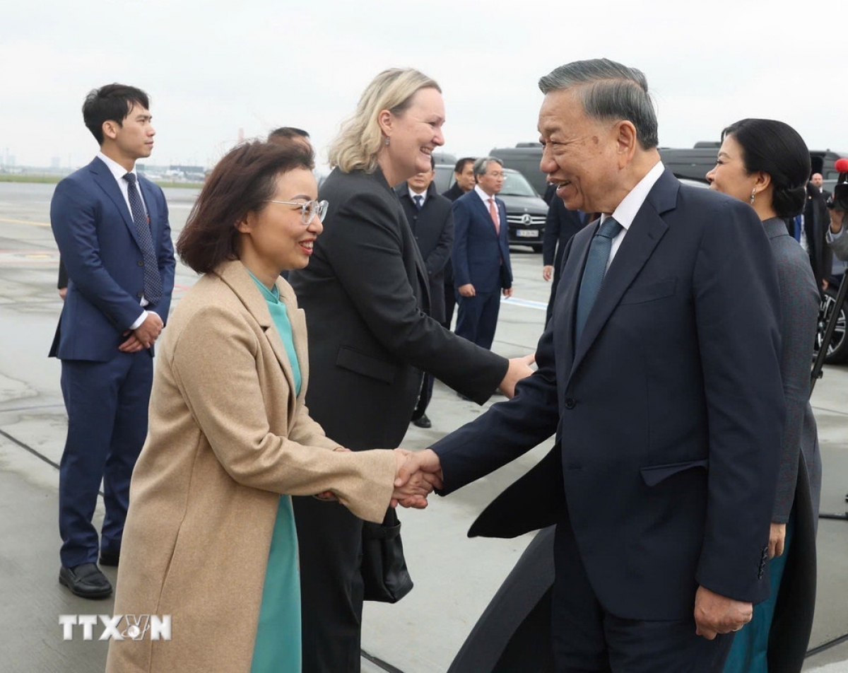 Botschafterin Nguyen Le Thanh und dänische Beamten verabschieden KPV-Generalsekretär und Präsident To Lam und dessen Gattin Ngo Phuong Ly am internationalen Flughafen Kopenhagen. (Foto: VNA)