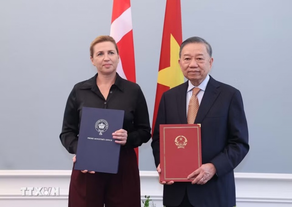 Le secrétaire général du Parti communiste vietnamien et président de la République Tô Lâm et la Première ministre danoise Mette Frederiksen procèdent à l’échange de la Déclaration commune sur l’établissement d’un partenariat stratégique global entre le Vietnam et le Danemark. Photo: TTXVN