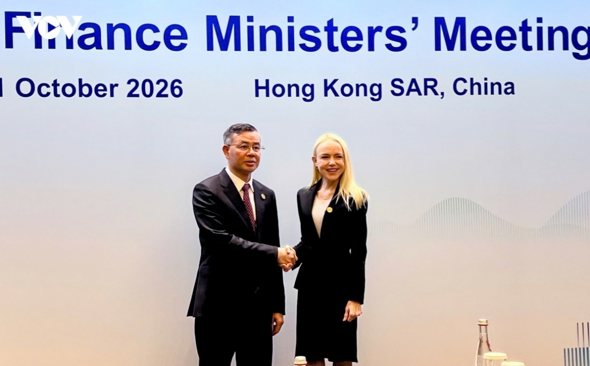 El ministro de Finanzas vietnamita, Ngo Van Tuan, y Erin Browne, subsecretaria del Tesoro de Estados Unidos para Asuntos Internacionales. Foto: Ministerio de Relaciones Exteriores  de Vietnam