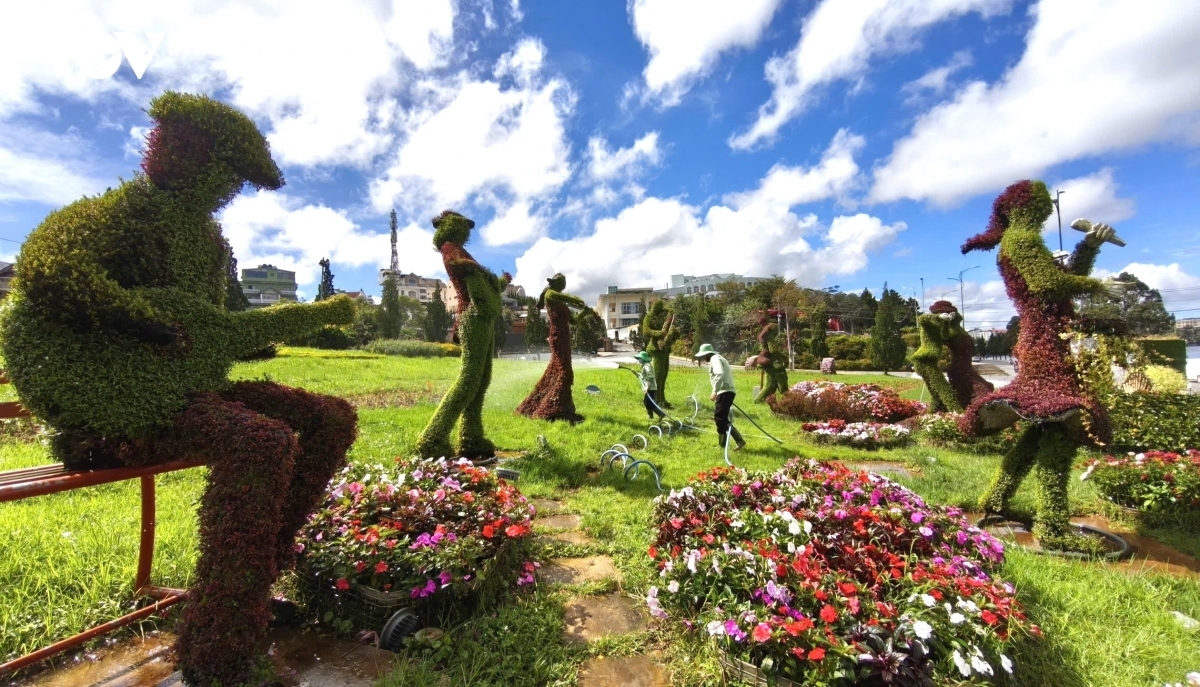 An artwork called "Flower and Music" near Xuan Huong lake in Da Lat city (Photo: VOV)