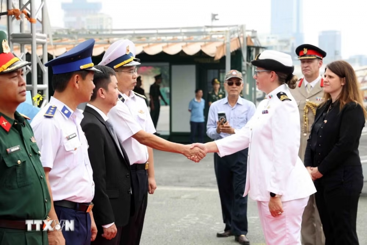 Col. Pham Tien Dung, Deputy Chief of Staff of Naval Region 2 Command, welcomes HMS Spey’s commanding officer Helen Taylor.  (Photo: Xuan Khu/VNA)