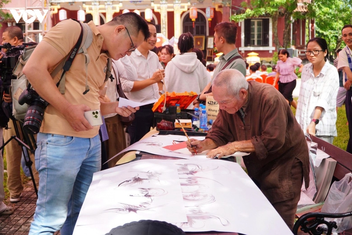 Habitants et visiteurs découvrent l’âme vietnamienne à travers la calligraphie. Photo: Lê Hiêu/VOV Centre
