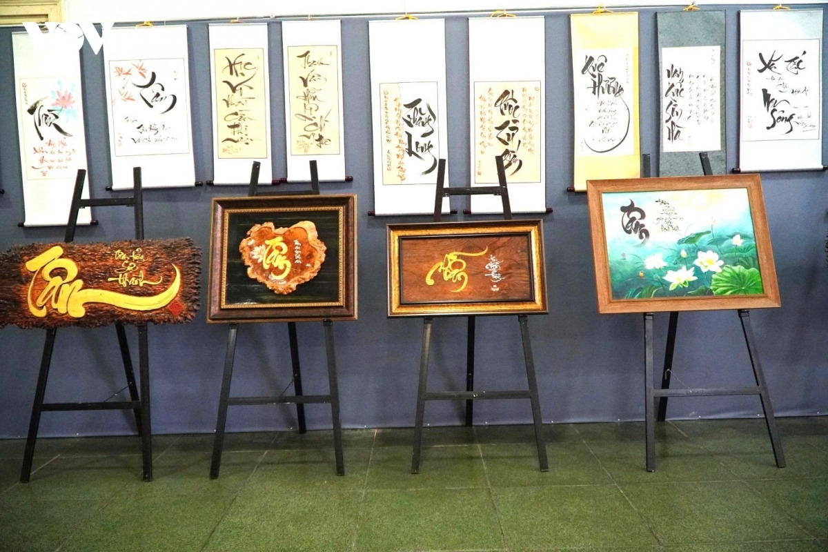 Des œuvres calligraphiques exposées au public. Photo: Lê Hiêu/VOV Centre