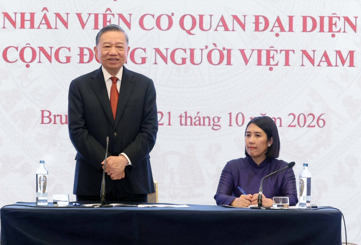 
Party General Secretary and State President To Lam speaks during a meeting with staff of the Vietnamese Embassy in Belgium and representatives of the Vietnamese community in Europe, October 21, 2026. (Photo: VNA)
