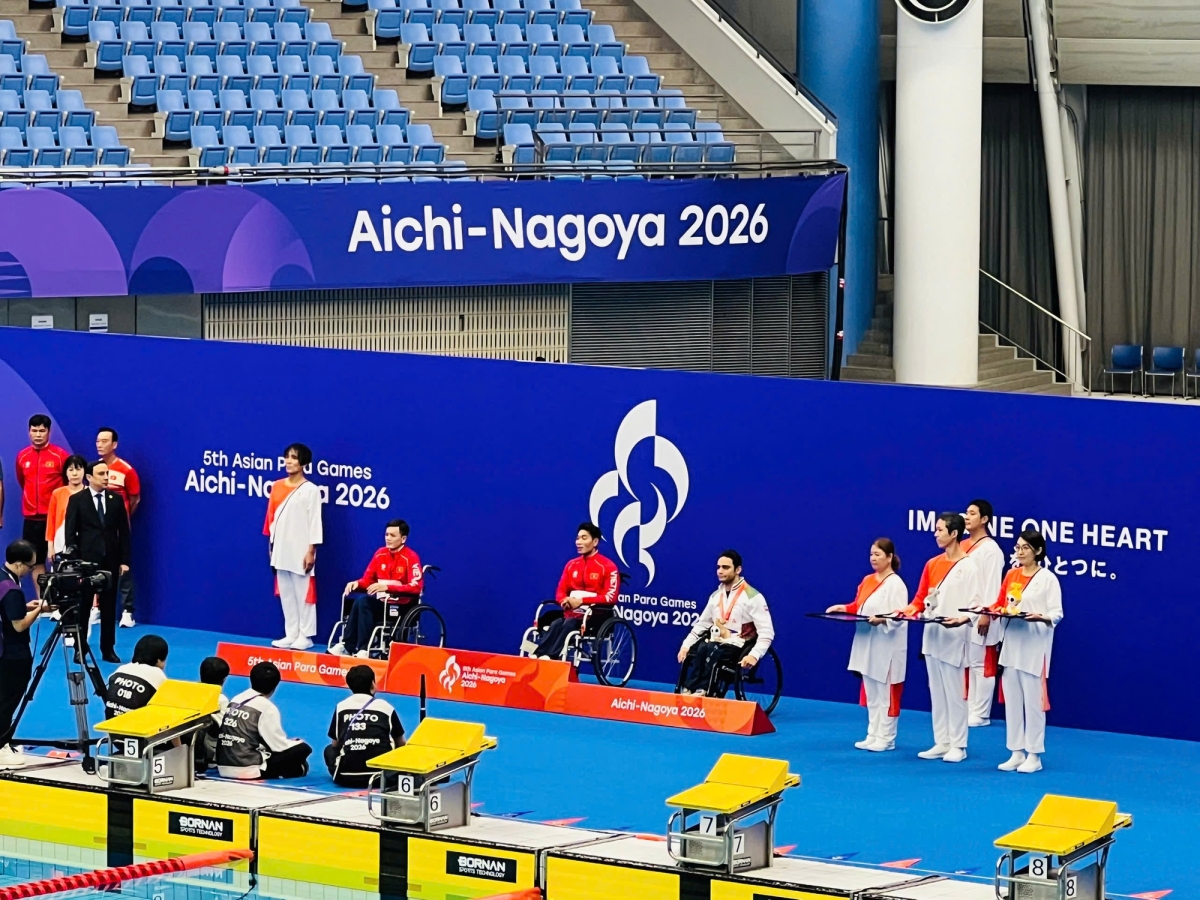  Vietnamese swimmers Do Thanh Hai and Le Tien Dat are awarded gold and silver medals at the 2026 Asian Para Games, Japan, October 21, 2026. (Photo: Organizing Committee) 