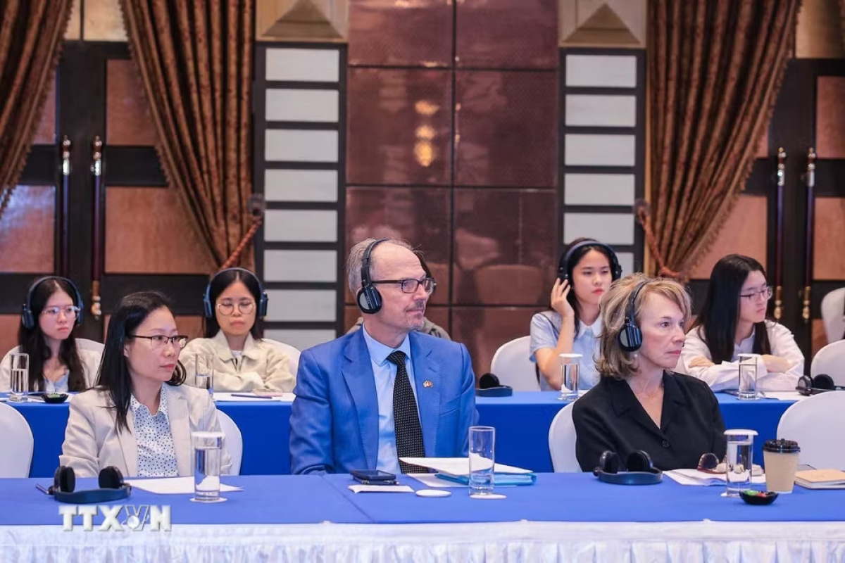 Des délégués internationaux participent, depuis Hanoï, à la table ronde «65 ans de la catastrophe de l’agent orange au Vietnam», le 21 octobre 2026. Photo: Hoàng Hiêu/TTXVN