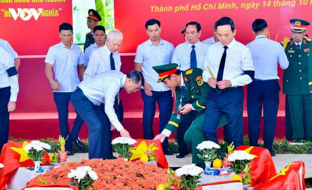 ທ່ານນາຍົກລັດຖະມົນຕີ ເລມິງຮຶງ ປະຕິບັດພິທີປົດທຸງຊາດອອກ, ກ່ອນທີ່ຈະນຳເອົາອັດຖິນັກຮົບສະຫຼະຊີວິດເພື່ອຊາດລົງໄປໃນດິນແດນແມ່ (ດິນແດນຂອງປະເທດຊາດ).
