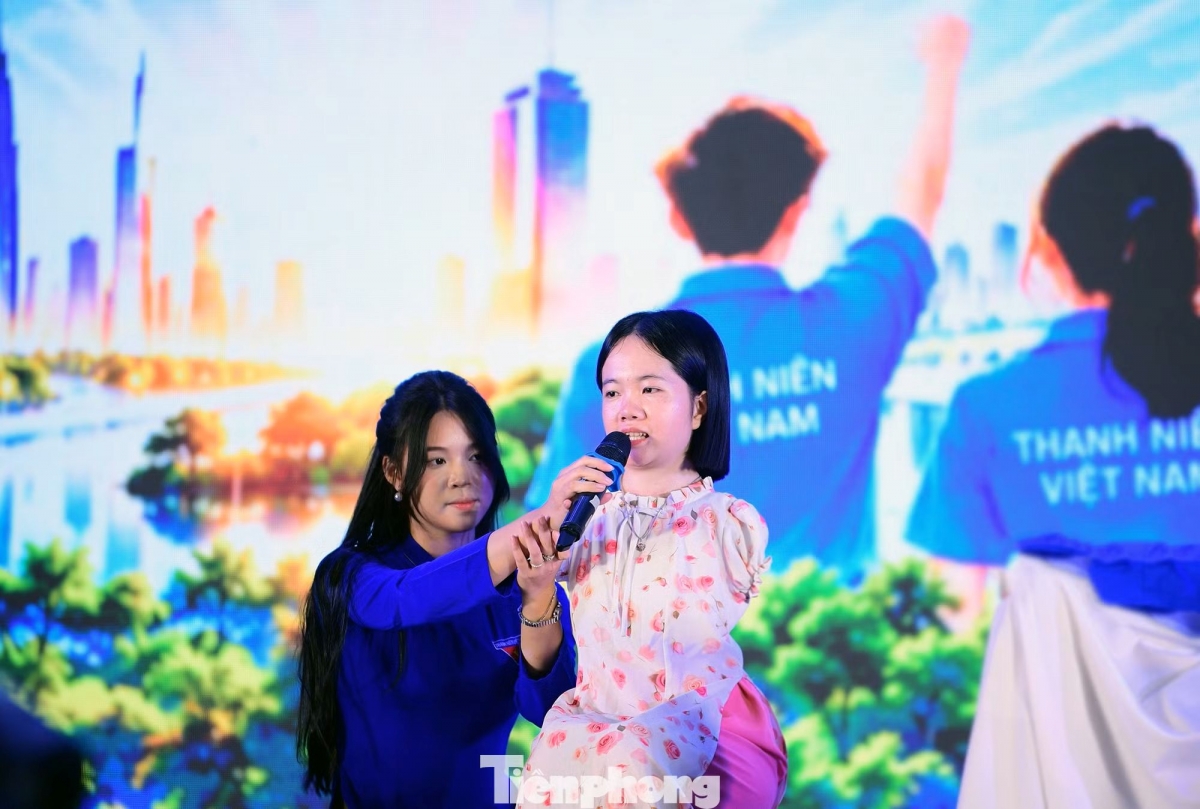 プログラムで体験を語るレ・ティ・タムさん（写真：Xuân Tùng）