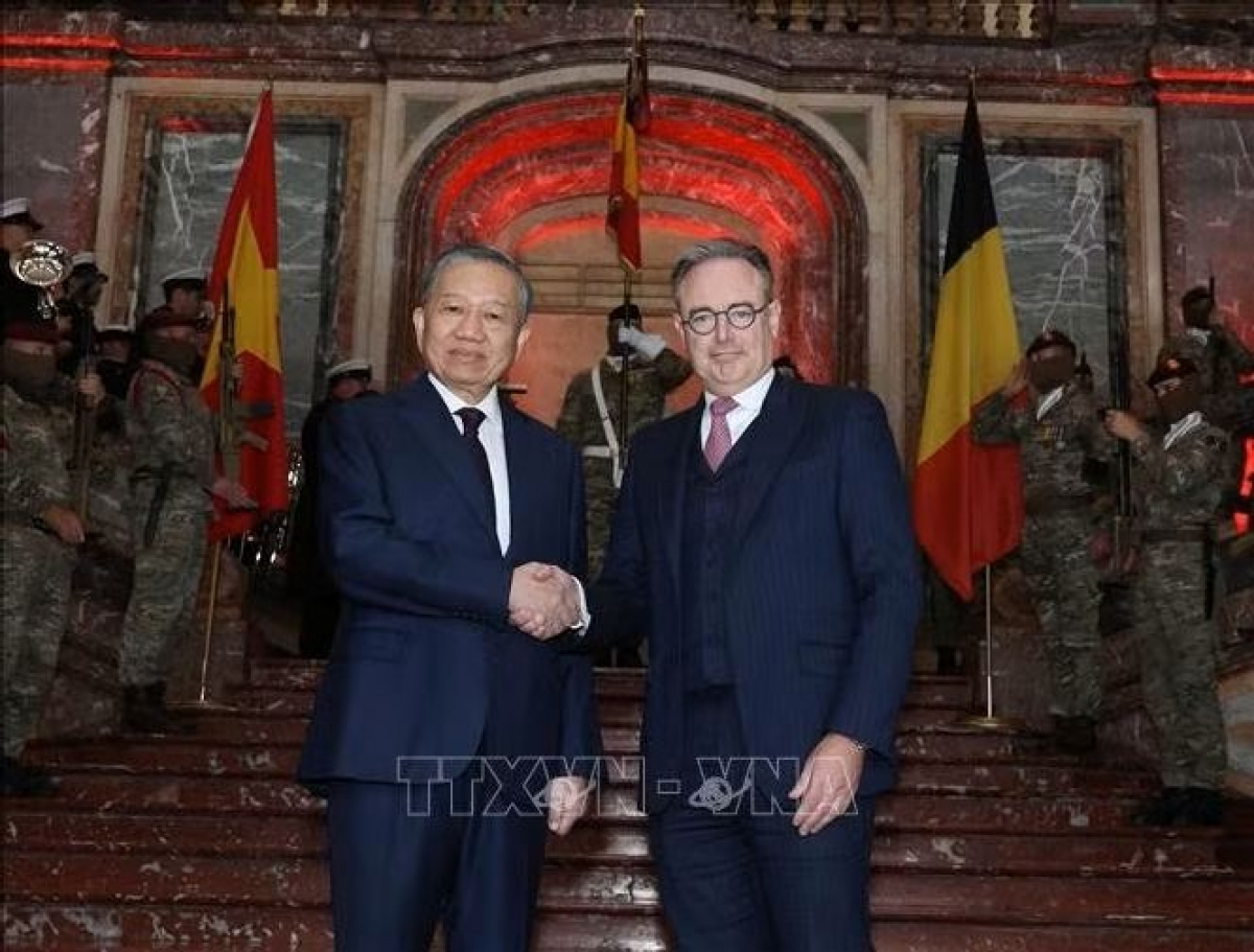 ベルギーのバルト・デウェーフェル首相が、トー・ラム書記長・国家主席を出迎える（写真：TTXVN）
