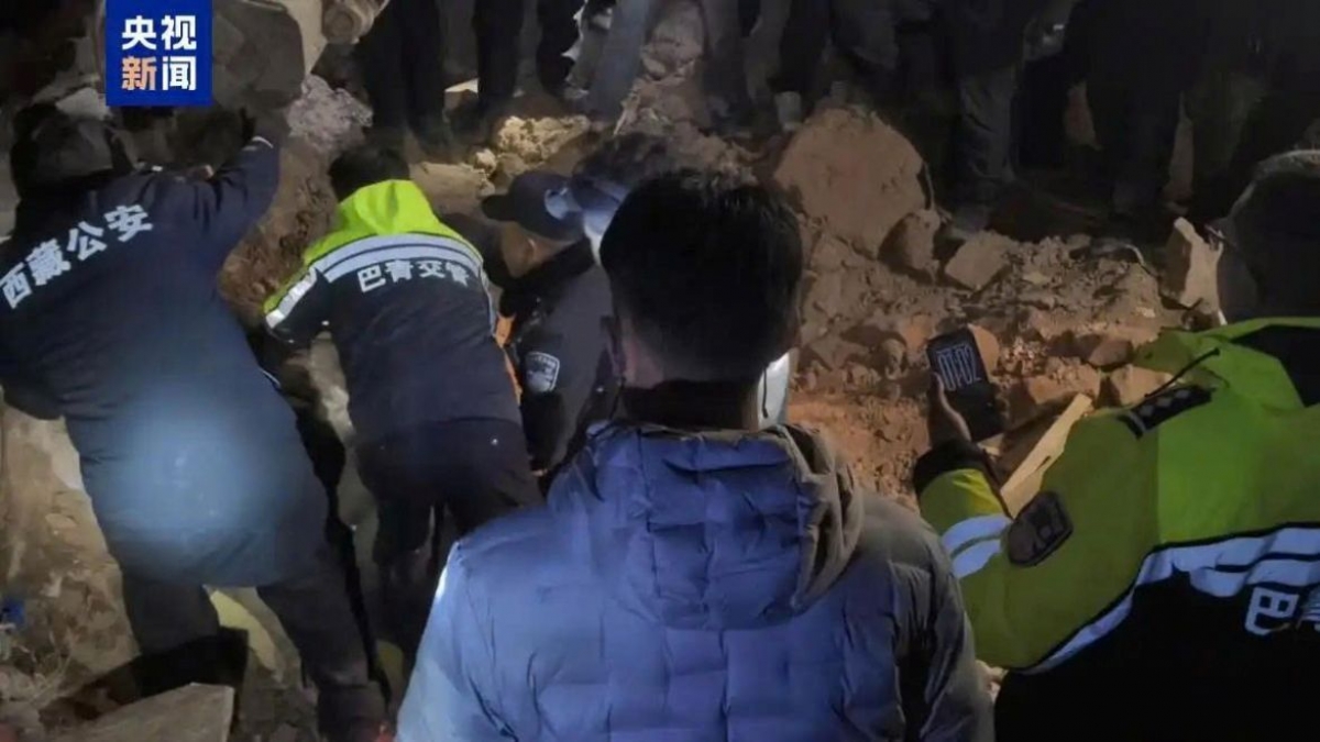 Les équipes de secours tibétaines effectuent des recherches sur le site du séisme. Photo: CCTV News