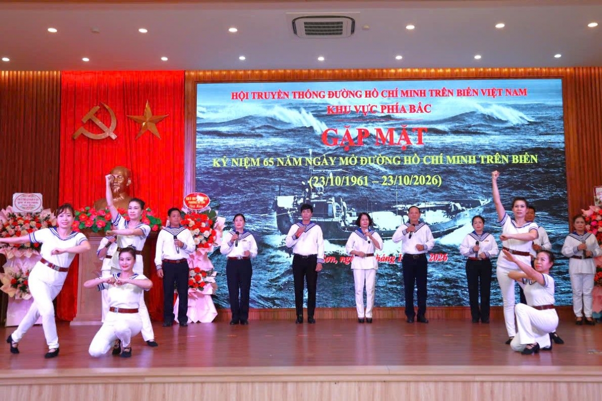 在纪念活动上表演的艺术节目。