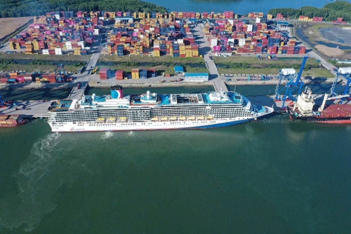 The cruise ship Carnival Luminosa, operated by Carnival Australia, docked at Phuoc An Port on October 21, 2026. (Photo: Trinh Le Hoai)