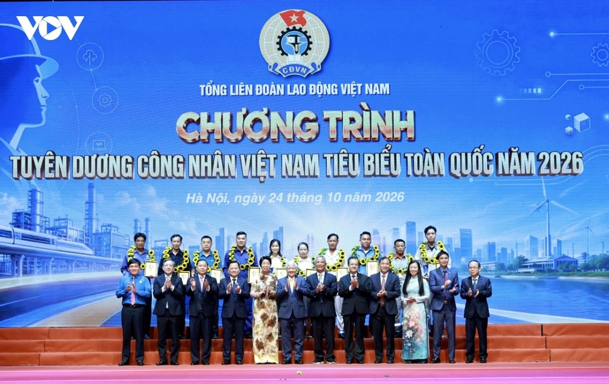 Bapak Do Van Chien bersama pimpinan Konfederasi Umum Serikat Pekerja Vietnam memberikan penghargaan kepada 10 pekerja berprestasi. Foto: VOV.