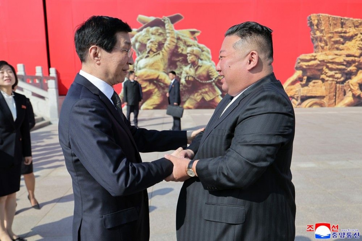 王沪宁与金正恩。图片来源：KCNA。