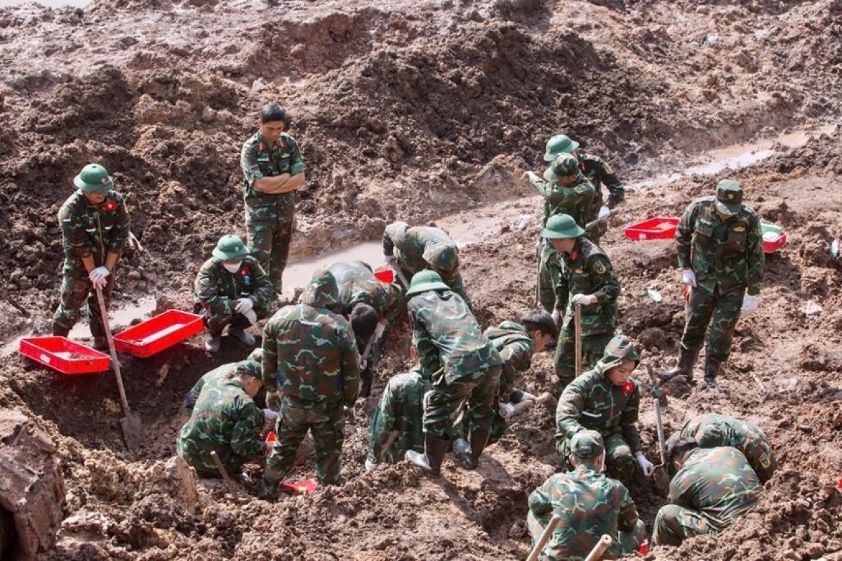 2026年10月24日、任務に当たる関係当局の要員（写真：Báo Quân đội Nhân dân）