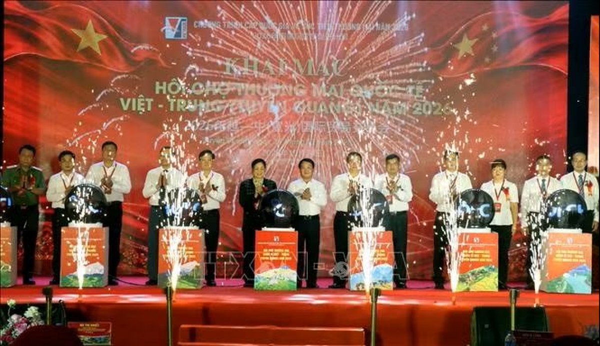 Các đại biểu thực hiện nghi thức bấm nút kích hoạt quả cầu LED, chính thức khai mạc Hội chợ Thương mại quốc tế Việt - Trung năm 2026 tại tỉnh Tuyên Quang. Ảnh: TTXVN